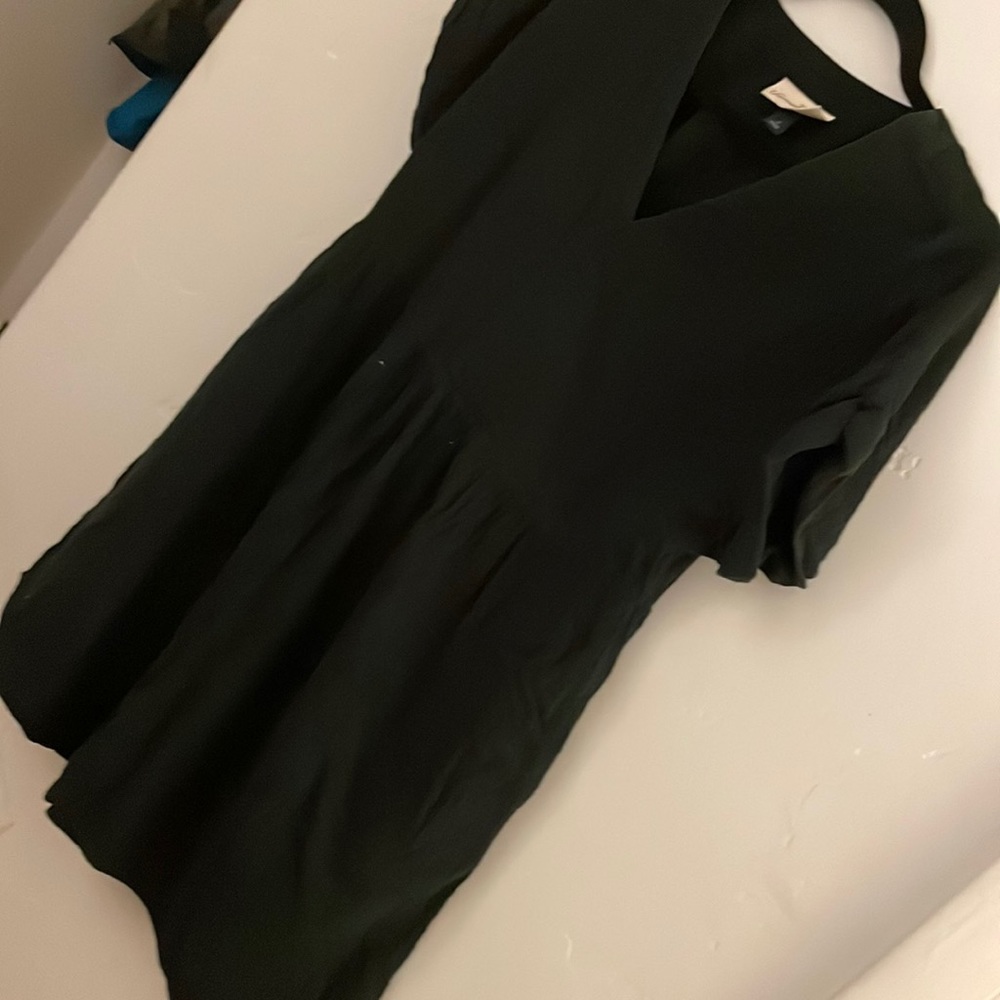 Black flowy v-neck basic